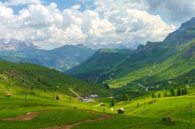 Yazın Pordoi geçidi boyunca uzanan dağ manzarası, Dolomitler, Trentino Alto Adige, İtalya