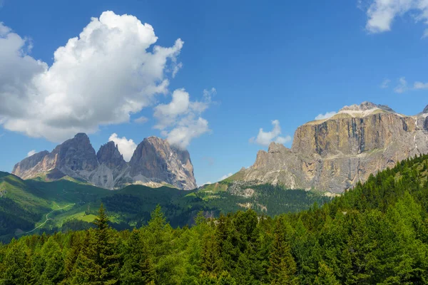 Krajobraz Górski Lecie Wzdłuż Drogi Przełęczy Pordoi Dolomity Trentino Alto — Zdjęcie stockowe