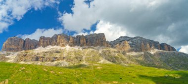 Yaz aylarında Pordoi geçidi boyunca uzanan dağ manzarası, Dolomites, Belluno ili, Veneto, İtalya