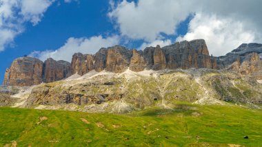 Yaz aylarında Pordoi geçidi boyunca uzanan dağ manzarası, Dolomites, Belluno ili, Veneto, İtalya