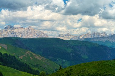 Yaz aylarında Pordoi geçidi boyunca uzanan dağ manzarası, Dolomites, Belluno ili, Veneto, İtalya