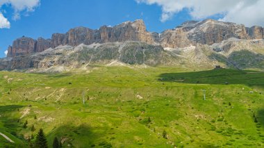 Yaz aylarında Pordoi geçidi boyunca uzanan dağ manzarası, Dolomites, Belluno ili, Veneto, İtalya