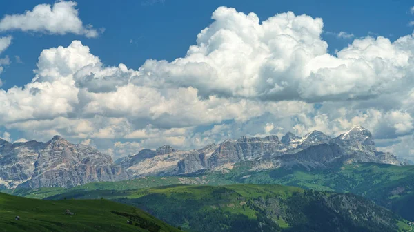 Yaz Aylarında Pordoi Geçidi Boyunca Uzanan Dağ Manzarası Dolomites Belluno — Stok fotoğraf