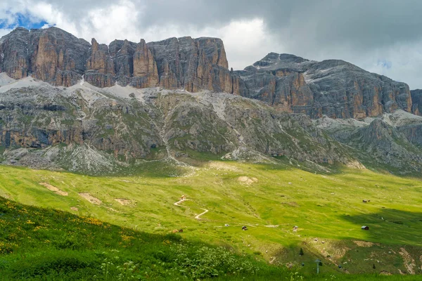 Paisagem Montanhosa Verão Longo Estrada Para Pordoi Pass Dolomitas Província — Fotografia de Stock