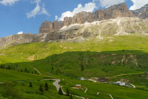 Yaz Aylarında Pordoi Geçidi Boyunca Uzanan Dağ Manzarası Dolomites Belluno — Stok fotoğraf