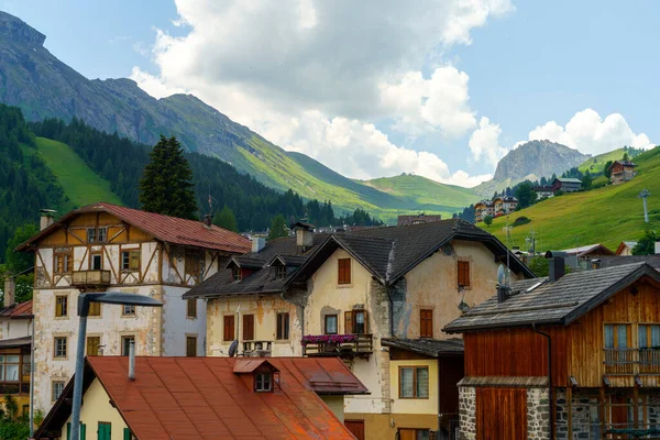 アラバ ドロマイト ベルーノ州 ヴェネト州 イタリアの村から夏の山の風景 — ストック写真