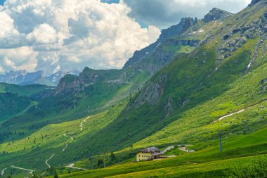 Yaz aylarında Pordoi geçidi boyunca uzanan dağ manzarası, Dolomites, Belluno ili, Veneto, İtalya