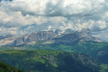 Yaz aylarında Pordoi geçidi boyunca uzanan dağ manzarası, Dolomites, Belluno ili, Veneto, İtalya
