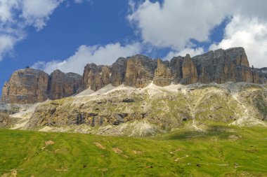 Yaz aylarında Pordoi geçidi boyunca uzanan dağ manzarası, Dolomites, Belluno ili, Veneto, İtalya