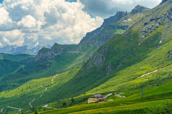 Paisaje Montaña Verano Largo Del Camino Hacia Pordoi Pass Dolomitas —  Fotos de Stock