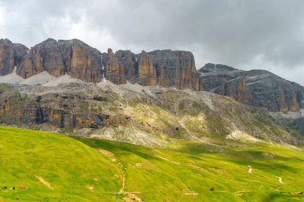 Paisagem Montanhosa Verão Longo Estrada Para Pordoi Pass Dolomitas Província — Fotografia de Stock