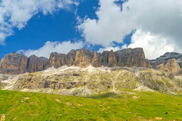 Yaz aylarında Pordoi geçidi boyunca uzanan dağ manzarası, Dolomites, Belluno ili, Veneto, İtalya