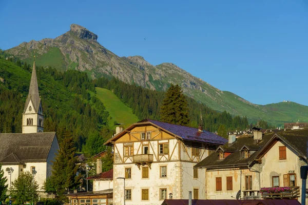 アラバ ドロマイト ベルーノ州 ヴェネト州 イタリアの村から夏の山の風景 — ストック写真