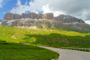 Yaz aylarında Pordoi geçidi boyunca uzanan dağ manzarası, Dolomites, Belluno ili, Veneto, İtalya