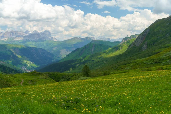 Yaz Aylarında Pordoi Geçidi Boyunca Uzanan Dağ Manzarası Dolomites Belluno — Stok fotoğraf