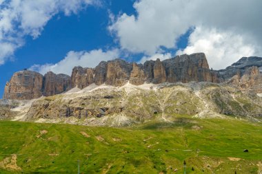 Yaz aylarında Pordoi geçidi boyunca uzanan dağ manzarası, Dolomites, Belluno ili, Veneto, İtalya