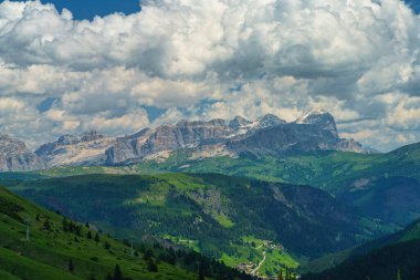 Yaz aylarında Pordoi geçidi boyunca uzanan dağ manzarası, Dolomites, Belluno ili, Veneto, İtalya