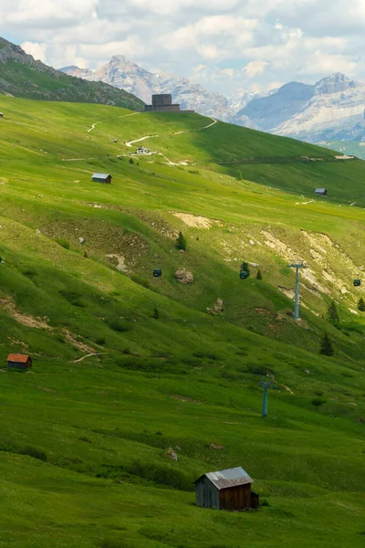 意大利韦尼托贝鲁诺省Dolomites通往Pordoi山口的路上夏季的山区景观 — 图库照片