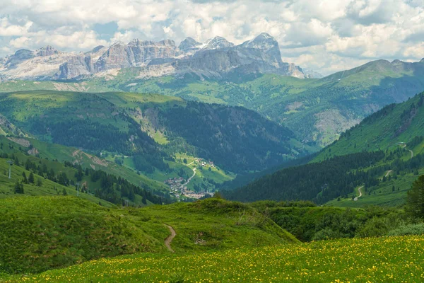 意大利韦尼托贝鲁诺省Dolomites通往Pordoi山口的路上夏季的山区景观 — 图库照片