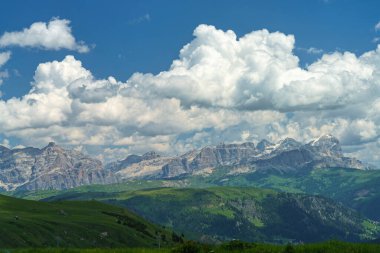 Yaz aylarında Pordoi geçidi boyunca uzanan dağ manzarası, Dolomites, Belluno ili, Veneto, İtalya