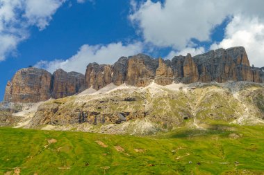 Yaz aylarında Pordoi geçidi boyunca uzanan dağ manzarası, Dolomites, Belluno ili, Veneto, İtalya