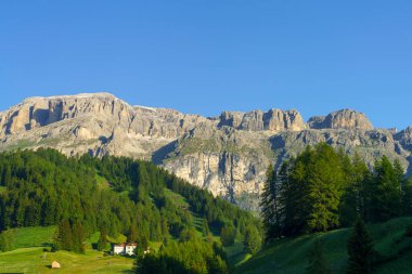 Dolomites, Belluno ili, Veneto, İtalya 'nın Arapba köyünden yaz mevsiminde dağ manzarası.