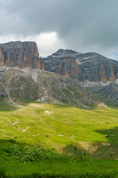 Yaz Aylarında Pordoi Geçidi Boyunca Uzanan Dağ Manzarası Dolomites Belluno — Stok fotoğraf