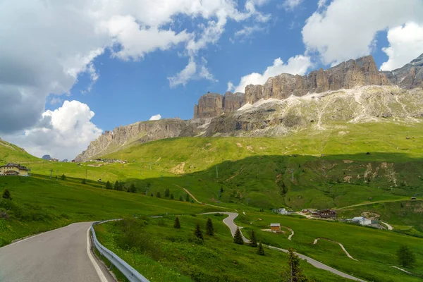 Paisagem Montanhosa Verão Longo Estrada Para Pordoi Pass Dolomitas Província — Fotografia de Stock