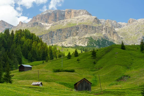 Paisaje Montaña Verano Largo Del Camino Hacia Pordoi Pass Dolomitas —  Fotos de Stock