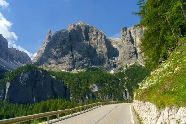 Paisaje Montaña Verano Largo Del Camino Paso Gardena Dolomitas Provincia —  Fotos de Stock