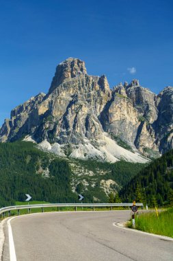 Yaz aylarında Campolongo geçidi boyunca uzanan dağ manzarası, Dolomites, Bolzano ili, Trentino Alto Adige, İtalya