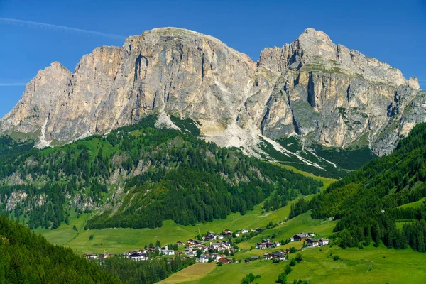 Yaz Aylarında Campolongo Geçidi Boyunca Uzanan Dağ Manzarası Dolomites Bolzano — Stok fotoğraf