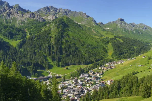 Paisagem Montanhosa Verão Longo Estrada Para Campolongo Pass Dolomitas Província — Fotografia de Stock