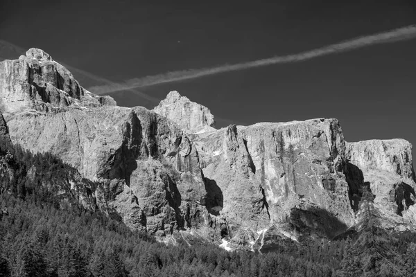 ガーデナパス ドロマイト ボルツァーノ州 トレンティーノ アルト アディジェ イタリアへの道に沿って夏の山の風景 黒と白 — ストック写真