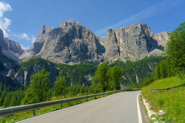 Yaz aylarında Gardena geçidi boyunca uzanan dağ manzarası, Dolomites, Bolzano ili, Trentino Alto Adige, İtalya