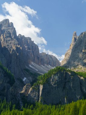 Yaz aylarında Gardena geçidi boyunca uzanan dağ manzarası, Dolomites, Bolzano ili, Trentino Alto Adige, İtalya
