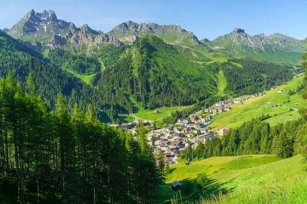 Paisaje Montaña Verano Largo Carretera Campolongo Pass Dolomitas Provincia Belluno —  Fotos de Stock