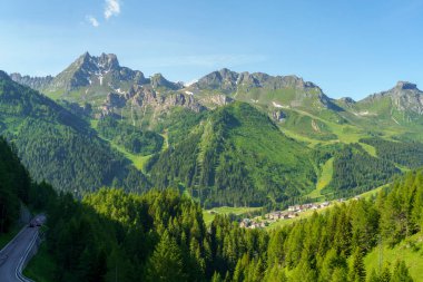 Yaz aylarında Campolongo geçidi boyunca uzanan dağ manzarası, Dolomites, Belluno ili, Veneto, İtalya