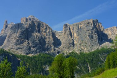 Yaz aylarında Gardena geçidi boyunca uzanan dağ manzarası, Dolomites, Bolzano ili, Trentino Alto Adige, İtalya
