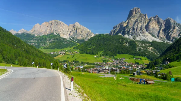 Paisaje Montaña Verano Largo Carretera Campolongo Pass Dolomitas Provincia Bolzano —  Fotos de Stock