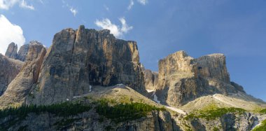Yaz aylarında Gardena geçidi boyunca uzanan dağ manzarası, Dolomites, Bolzano ili, Trentino Alto Adige, İtalya