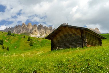 Yaz aylarında Gardena geçidi boyunca uzanan dağ manzarası, Dolomites, Bolzano ili, Trentino Alto Adige, İtalya