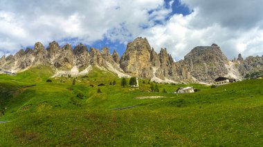 Yaz aylarında Gardena geçidi boyunca uzanan dağ manzarası, Dolomites, Bolzano ili, Trentino Alto Adige, İtalya