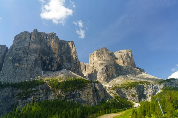 意大利Trentino Alto Adige Bolzano省Dolomites通往Gardena山口的路上夏季的山区景观 — 图库照片