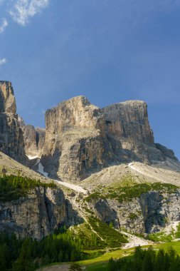 Yaz aylarında Gardena geçidi boyunca uzanan dağ manzarası, Dolomites, Bolzano ili, Trentino Alto Adige, İtalya
