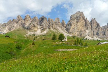 Yaz aylarında Gardena geçidi boyunca uzanan dağ manzarası, Dolomites, Bolzano ili, Trentino Alto Adige, İtalya
