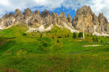Yaz aylarında Gardena geçidi boyunca uzanan dağ manzarası, Dolomites, Bolzano ili, Trentino Alto Adige, İtalya
