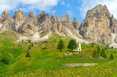 Yaz aylarında Gardena geçidi boyunca uzanan dağ manzarası, Dolomites, Bolzano ili, Trentino Alto Adige, İtalya
