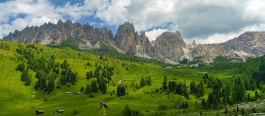 Yaz aylarında Gardena geçidi boyunca uzanan dağ manzarası, Dolomites, Bolzano ili, Trentino Alto Adige, İtalya