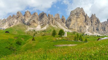 Yaz aylarında Gardena geçidi boyunca uzanan dağ manzarası, Dolomites, Bolzano ili, Trentino Alto Adige, İtalya